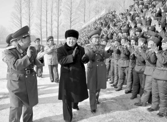 24日，金正恩視察前線部隊(duì)。
