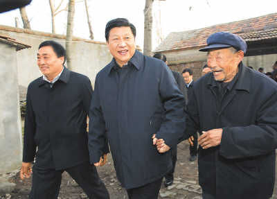 11月25日，習近平在地處沂蒙老區(qū)的臨沭縣曹莊鎮(zhèn)朱村，親切地拉著83歲的“老支前”王克昌的手。