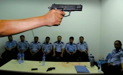 在一堂槍械教學課上，教官向參訓民警們講解警用手槍的特點和正確握姿。記者 董世彪 攝