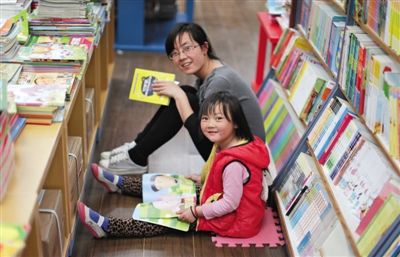 昨晚10時，來京探親的山東的李女士帶著5歲的女兒琪琪在三聯(lián)書店讀書。4月18日晚開始，三聯(lián)韜奮書店正