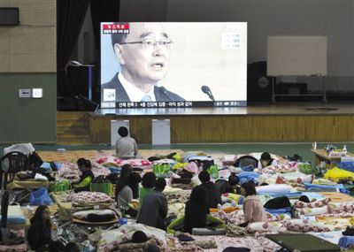 27日，韓國珍島，“歲月”號(hào)客輪乘客家屬在體育館觀看總理鄭烘原辭職新聞。當(dāng)日，鄭烘原召開緊急發(fā)布會(huì)，表示對(duì)韓國“歲月”號(hào)沉船事件負(fù)責(zé)，宣布引咎辭職。