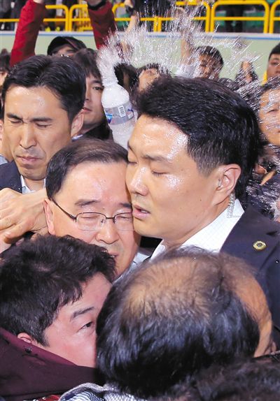 17日，鄭烘原（中）會(huì)見乘客家屬時(shí)，遭到家屬辱罵、潑水。