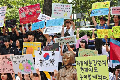6月4日,韓國首爾,韓國慰安婦和民眾在日本駐韓大使館門前集會,要求日本政府承認并解決慰安婦問題。