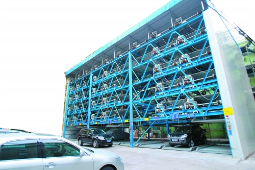 商務(wù)廳（北院）內(nèi)新建一個(gè)立體停車(chē)場(chǎng)，有68個(gè)停車(chē)位，但目前停車(chē)率不高。