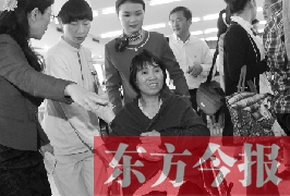 坐在輪椅上的，就是為兒子捐出肝、腎的母親潘大想
