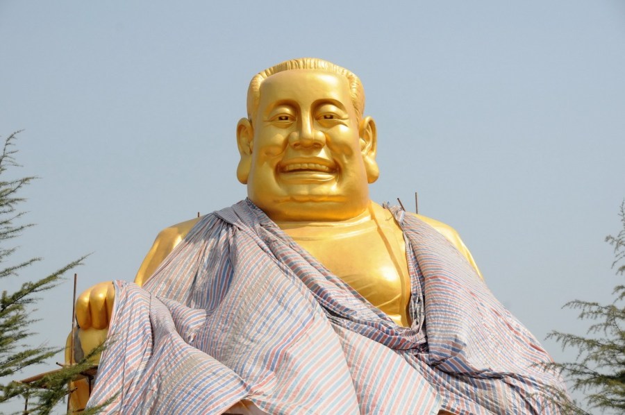 圖位此前的4月26日，“佛像”上出現(xiàn)帆布，最終，工作人員將帆布蓋在“佛像”頭像上。