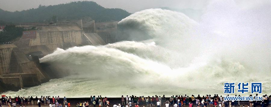 　　6月22日，大批游客聚集在黃河小浪底出水口前觀看巨瀑飛瀉的景觀。