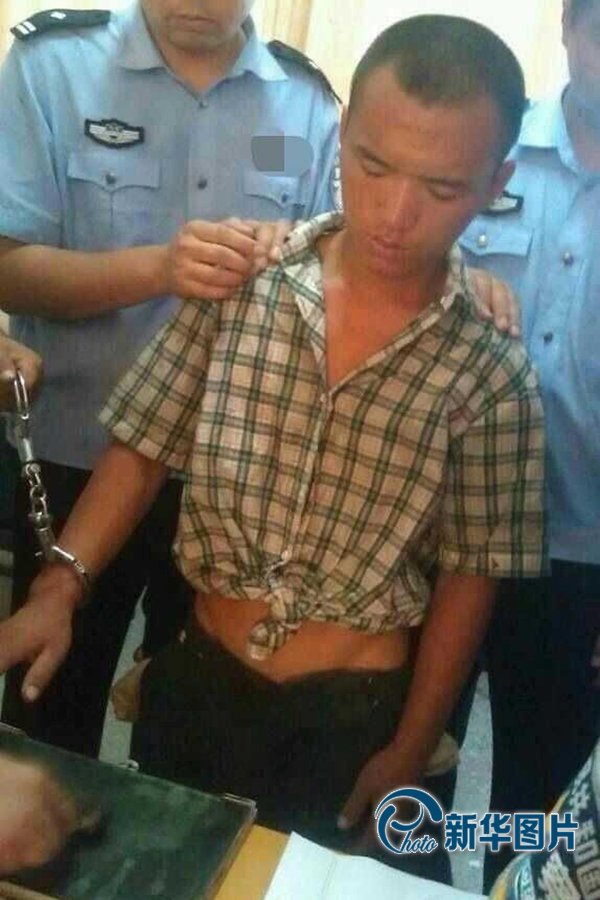 2013年8月20日午間，河南省安陽(yáng)警方將“8.19公交搶劫案”嫌犯24歲的周江波緝拿歸案。圖片來(lái)