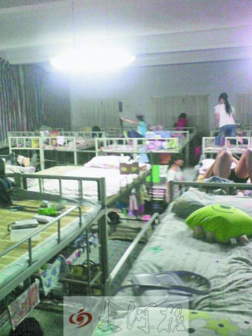 住在電教室里的女生們，擁擠不堪。