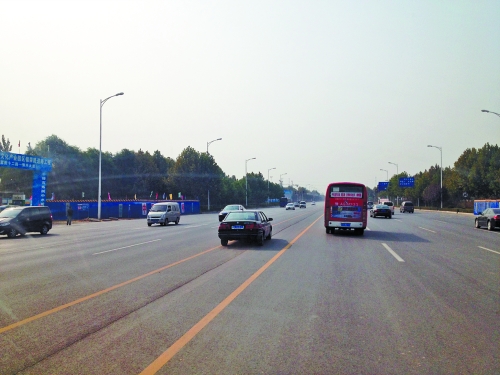 鄭開大道上隨處可見車輛駛?cè)腚p黃線超車,很危險。