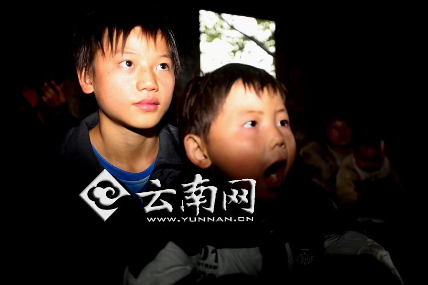 孩子認(rèn)真地跟著袁老師讀拼音。徐弘毅 攝