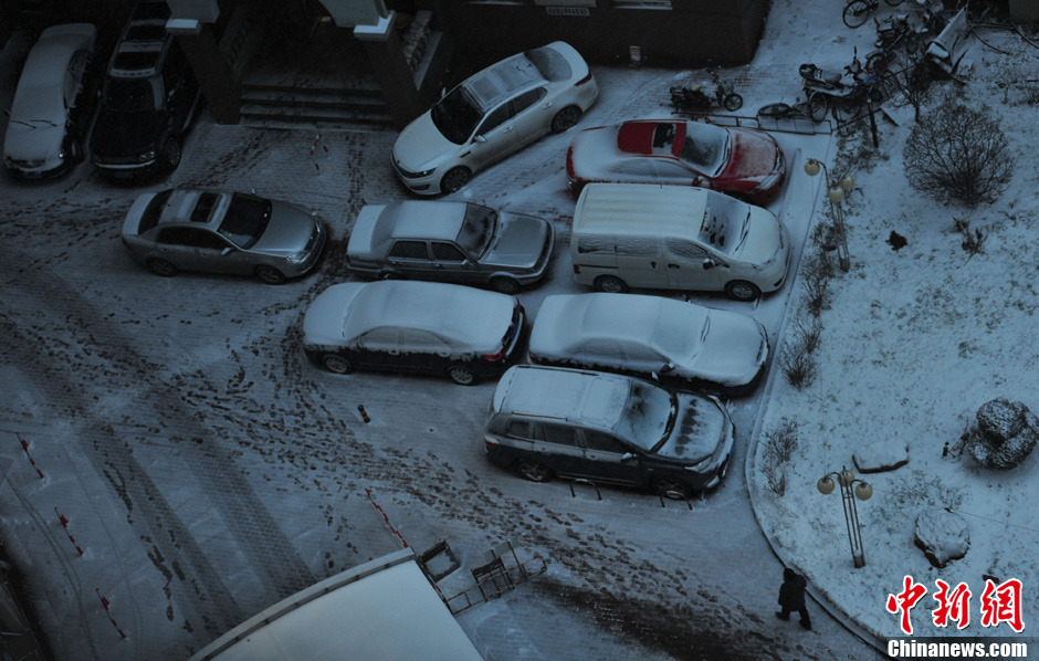 11月18日，沈陽(yáng)街頭車輛被積雪覆蓋。