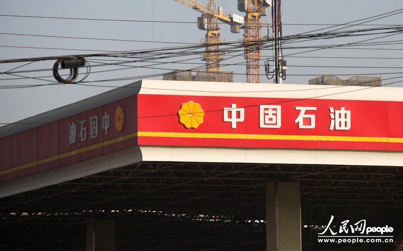 12月11日，西安市東三環(huán)北段，一名字為“中固石油”的加油站從遠處看去和“中國石油”加油站十分相似。