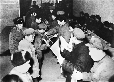 1985年4月6日,時(shí)任中共正定縣委書記習(xí)近平在全縣首季開門紅表彰大會上頒獎。