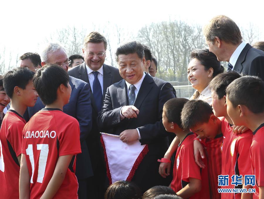 3月29日，國家主席習(xí)近平來到柏林奧林匹亞體育場足球場，親切看望在德國訓(xùn)練的來自陜西志丹縣的中國少年