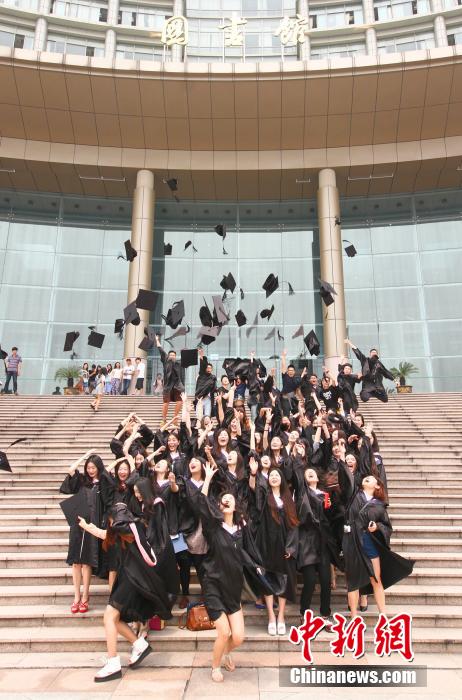 6月6日，浙江理工大學的畢業(yè)生們在校園中以賣萌、搞怪等獨具青春特色的方式告別大學生涯。中新社發(fā) 李晨