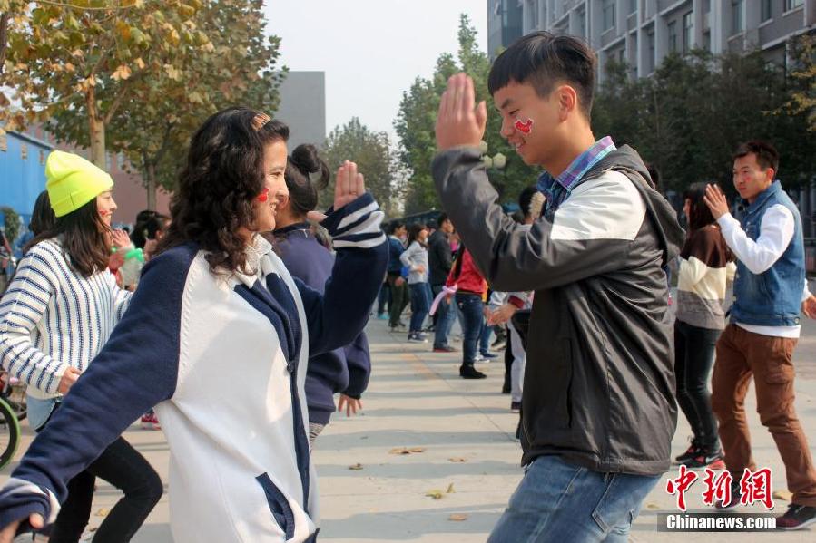 11月11日，河南財經(jīng)政法大學(xué)校園內(nèi)，300名在校大學(xué)生在上演了一出“光棍”也瘋狂的“快閃”大戲。