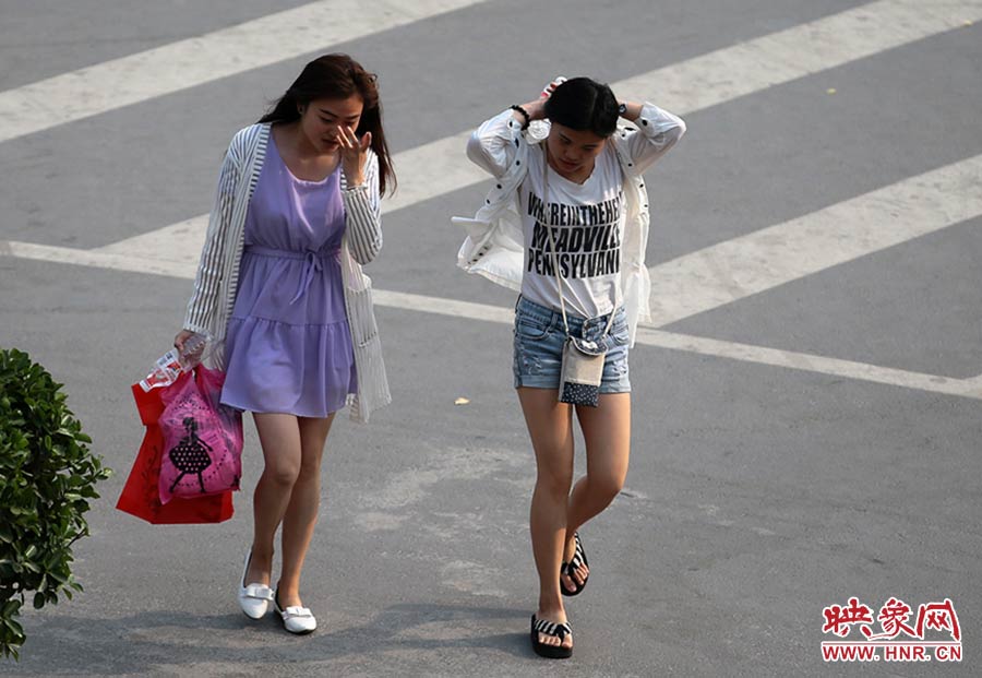 太熱了，還是把頭發(fā)扎起來(lái)