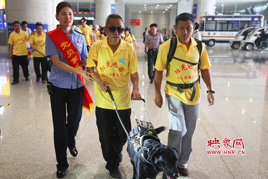 接到鄭州市愛心導盲犬服務中心的乘車請求后，鄭州東站抽調了工作人員進行對接，提前做好服務引導準備。