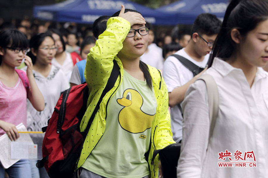 鄭州回中考點(diǎn)，考生輕松入場(chǎng)。
