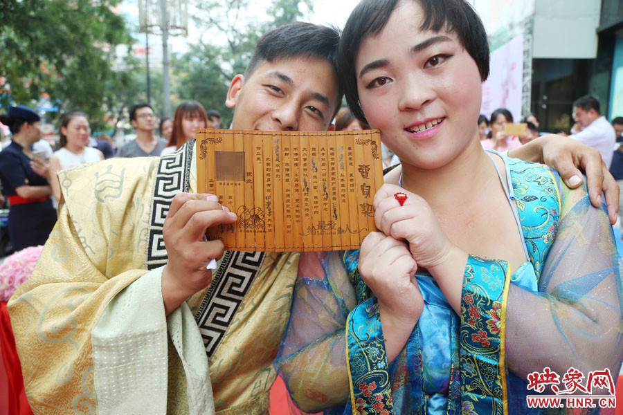 一對兒情侶現(xiàn)場展示“賣身契”內(nèi)容。