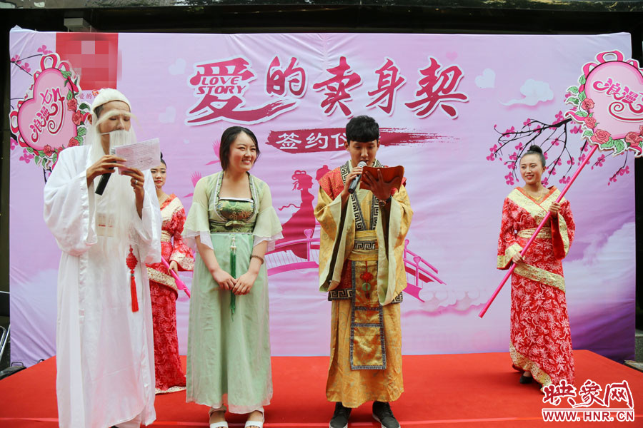 男子現(xiàn)場宣讀“賣身契”的內(nèi)容，讓大家作證。