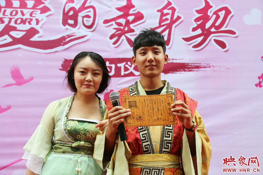 現(xiàn)場的8名男子異口同聲地表示，如違反此契約，可以接受處以極刑。