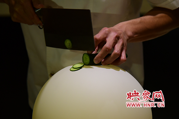 在面團(tuán)氣球上切菜。