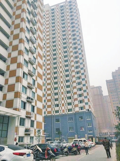 鄭州中基都市春天小區(qū)的公租房一直在閑置,樓下門面房已營業(yè)很長時間。