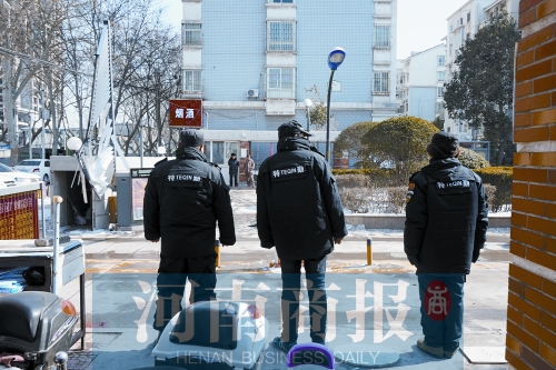 小區(qū)門口有兩撥保安把門，分屬不同的物業(yè)公司