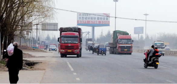 距離事故現(xiàn)場不遠，仍有人騎電動車帶著孩子橫穿馬路