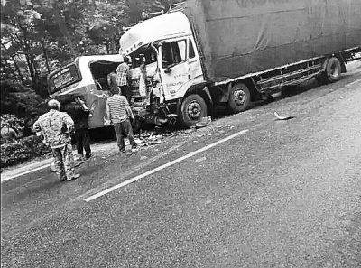 信陽(yáng)貨車(chē)和客車(chē)相撞致9人死亡20余人受傷