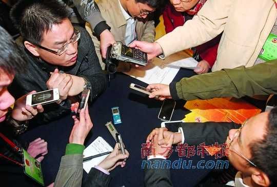 咨詢問政會上，記者的錄音設(shè)備遍布臺面。南都記者 馮宙鋒 攝