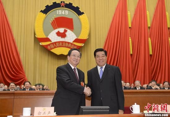 3月11日下午，全國政協(xié)十二屆一次會(huì)議在北京人民大會(huì)堂舉行第四次全體會(huì)議，俞正聲當(dāng)選政協(xié)第十二屆全國委員會(huì)主席。圖為政協(xié)第十一屆全國委員會(huì)主席賈慶林和俞正聲握手，表示祝賀。中新社發(fā) 廖攀 攝