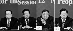 昨天，國(guó)務(wù)院深化醫(yī)藥衛(wèi)生體制改革領(lǐng)導(dǎo)小組辦公室負(fù)責(zé)人王保安、孫志剛、馬曉偉、胡曉義（從左至右）就“醫(yī)藥衛(wèi)生體制改革”有關(guān)問題回答記者提問。記者王鵬/攝