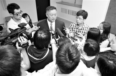 6月5日，商務(wù)部新聞辦公室召開“中歐光伏產(chǎn)品貿(mào)易摩擦”專題發(fā)布會。發(fā)布會結(jié)束后，中國機電產(chǎn)品進出口商會會長張鈺晶接受記者采訪。新京報記者