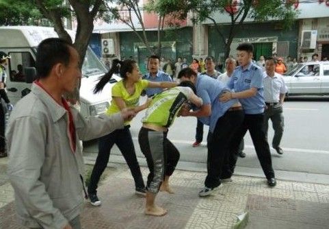 　圖為5月31日，延安城管隊(duì)員暴力執(zhí)法場面。