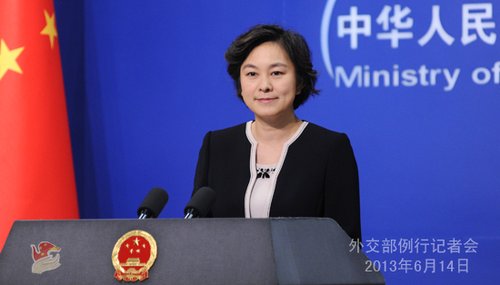 2013年6月14日，外交部發(fā)言人華春瑩主持例行記者會。