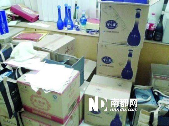 　　江蘇靖江市工商局餐廳倉庫里被爆堆滿了高檔酒。