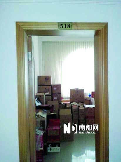 　江蘇靖江市工商局餐廳倉庫里被爆堆滿了高檔酒。