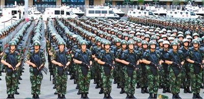 6月29日，新疆武警部隊反恐維穩(wěn)誓師大會在烏魯木齊市人民廣場舉行。據(jù)《新疆日報》