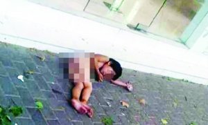 大熱天，小女孩赤身躺在馬路上
