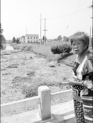 河里長滿浮萍漂著垃圾，村民有時不得已用河水應急
