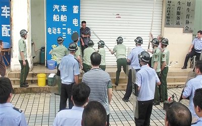 昨日，警方趕到現(xiàn)場(chǎng)制服嫌疑人何某。