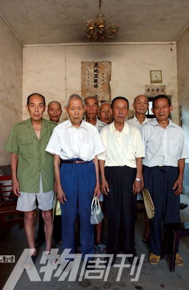 2003年5月，湖南攸縣農(nóng)村的8位志愿軍老兵。10年后回訪時，其中6人已悄然逝去
