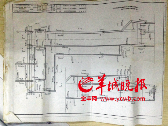 舉報(bào)人洪先生稱，里面標(biāo)注“100”（圖紙默認(rèn)單位為毫米）的地方，均按照13厘米的鋼筋間距施工