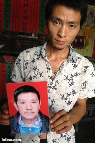 程興貴的兒子程正鵬拿著父親的遺照。程興貴自殺后，政府補(bǔ)償程家6000多塊錢，并終于認(rèn)定了程興貴的代課教齡。 (南方周末記者雷磊/圖)