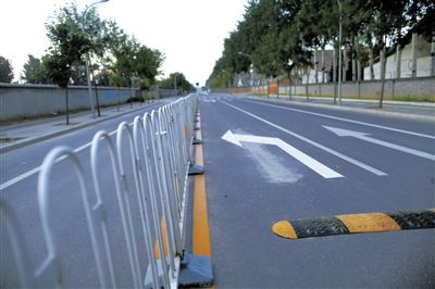 樓梓莊路東，飚車(chē)的路已經(jīng)安裝了隔離護(hù)欄和減速帶。新京報(bào)記者