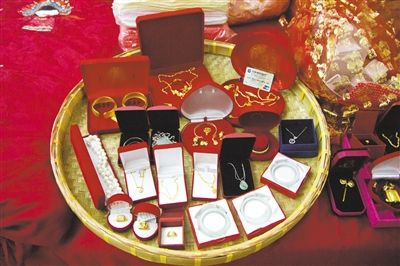 10月1日，王小姐在廣東汕頭舉行婚禮，她的彩禮包括3個玉鐲、多個金戒指及一張銀行卡。新京報(bào)記者 吳振鵬 攝