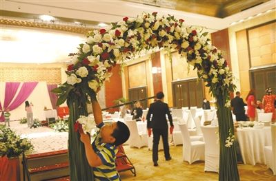 10月5日，北京萬達(dá)索菲特酒店，婚宴剛剛結(jié)束。新人介紹，一場婚宴花掉父母20萬元。新京報(bào)記者 尹亞飛 攝